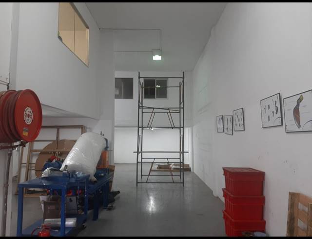159M² MINI FACTORY TO LET IN CAVERSHAM GLEN